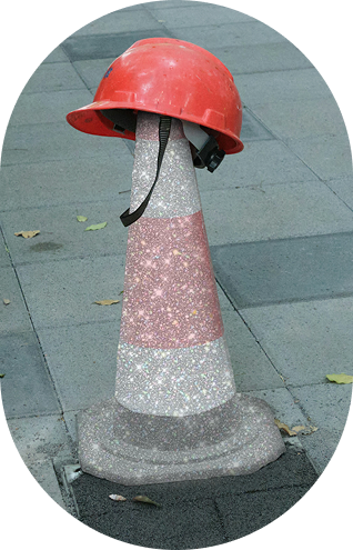 Photographie d'un cône de chantier pailletté.