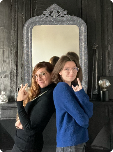 Photographie de Sonia Vignon-Riocreux et Louna Pedrono, dos à dos. Le miroir derrière elles est pailleté.