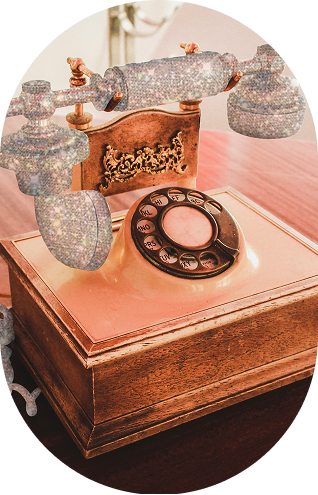Vieux téléphone rose, le combiné est pailletté.