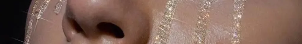 Une femme pleure des larmes paillettées.