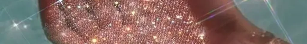 Deux mains recueillent de l'eau, au creux de celles-ci des paillettes.